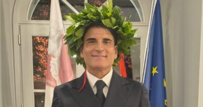 Copertina di “Mamma, mi sono laureato tardi, un pochino troppo fuori corso, ma scusa ce l’ho: stev’ faticann'”: Sal Da Vinci commosso per la laurea honoris causa