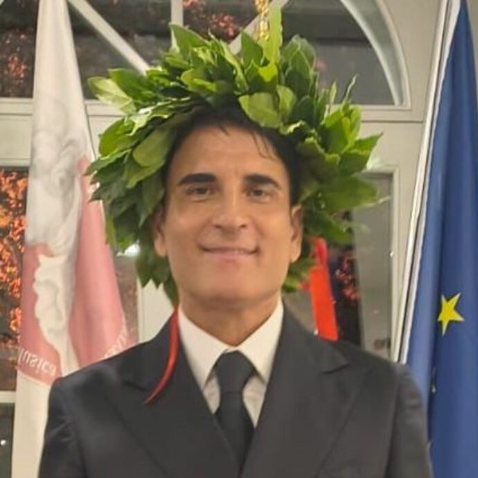“Mamma, mi sono laureato tardi, un pochino troppo fuori corso, ma scusa ce l’ho: stev’ faticann'”: Sal Da Vinci commosso per la laurea honoris causa