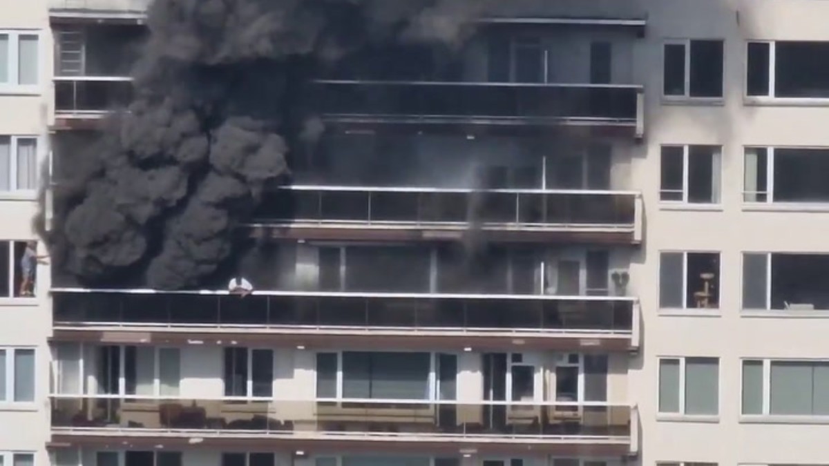 la fuga disperata dal palazzo in fiamme ad anversa almeno sei morti da Ilfattoquotidiano.it la fuga disperata dal palazzo in fiamme ad anversa almeno sei morti