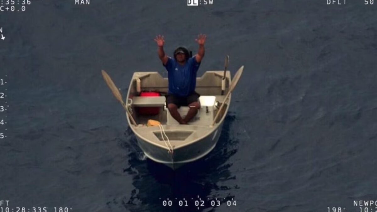 “Sono sopravvissuto otto giorni alla deriva nell’Oceano Pacifico. Le onde erano più alte della barca, mi colpivano da entrambi i lati ma non ho mai avuto paura”: la storia di Junior Apiuta