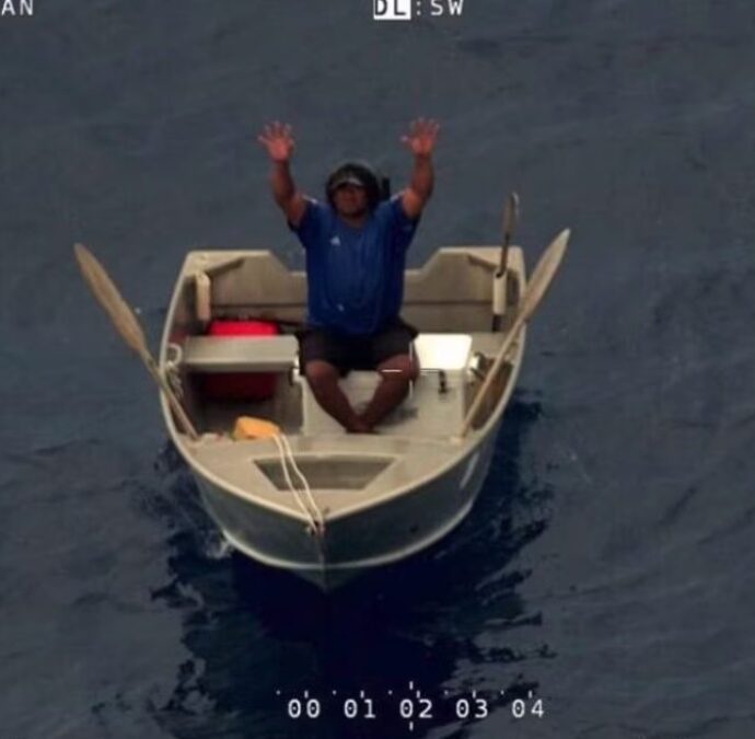 “Sono sopravvissuto otto giorni alla deriva nell’Oceano Pacifico. Le onde erano più alte della barca, mi colpivano da entrambi i lati ma non ho mai avuto paura”: la storia di Junior Apiuta