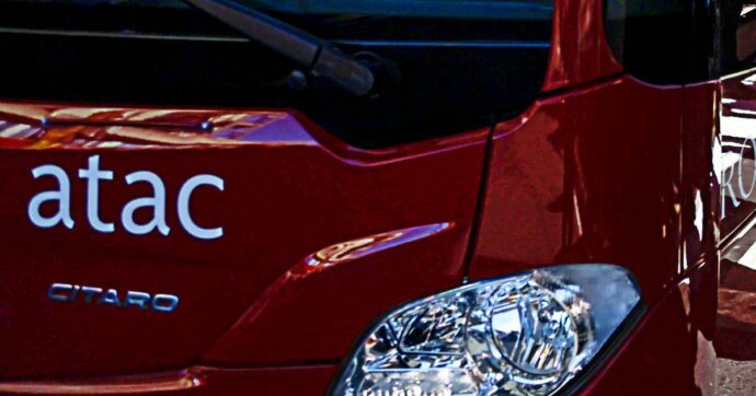 Roma, autista Atac si sente male per il caldo: autobus si schianta contro un albero