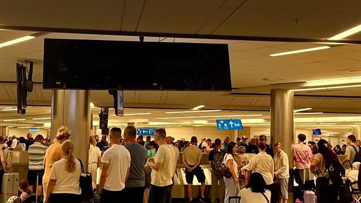 “Tre voli in ritardo, uno cancellato e adesso siamo intrappolati all’aeroporto. Tengono in ostaggio i nostri bagagli e non ci danno spiegazioni”: caos allo scalo di Orlando