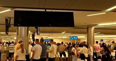 Copertina di “Tre voli in ritardo, uno cancellato e adesso siamo intrappolati all’aeroporto. Tengono in ostaggio i nostri bagagli e non ci danno spiegazioni”: caos allo scalo di Orlando