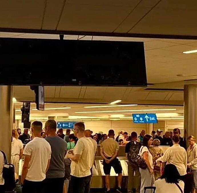 “Tre voli in ritardo, uno cancellato e adesso siamo intrappolati all’aeroporto. Tengono in ostaggio i nostri bagagli e non ci danno spiegazioni”: caos allo scalo di Orlando