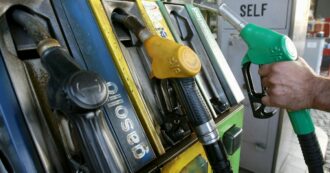 Copertina di Il prezzo dei carburanti sale ancora: in un mese aumenti tra 5 e 7 centesimi. “Il governo non blocca le speculazioni”