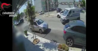 Assalto al portavalori, guardia giurata spara: rapinatori fermati dopo la fuga dai carabinieri: il video
