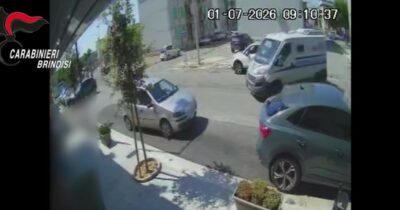 Copertina di Assalto al portavalori, guardia giurata spara: rapinatori fermati dopo la fuga dai carabinieri: il video