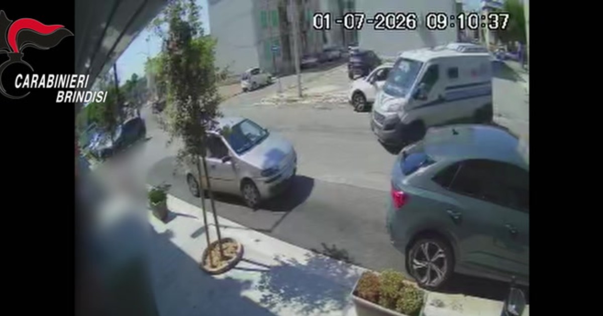 assalto al portavalori guardia giurata spara rapinatori fermati dopo la fuga dai carabinieri il video da Ilfattoquotidiano.it assalto al portavalori guardia giurata spara rapinatori fermati dopo la fuga dai carabinieri il video