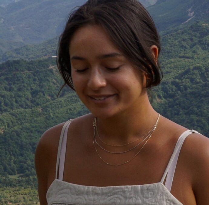 “Abbiamo lasciato New York per trasferirci in Abruzzo. La casa è costata 11 mila euro. L’ostacolo? La burocrazia. Per il Wi-Fi mi hanno chiesto la tessera sanitaria…”: la storia di Cassandra Tresl