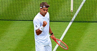 Copertina di Wimbledon, Cobolli parte male e poi rimonta contro Navone: è al secondo turno. “Non mi sono sentito benissimo oggi”