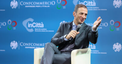 Copertina di La destra resuscita le province in Friuli Venezia Giulia: dal 2027 tornano Gorizia, Pordenone, Trieste e Udine