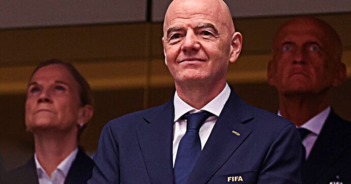 I fantastici viaggi in jet di Infantino ai Mondiali: così il presidente FIFA ha già inquinato da solo quanto 78 persone farebbero in un intero anno