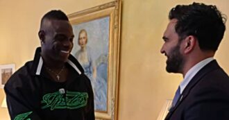 Copertina di Mamdani riceve Balotelli a New York: “Volevo indossare una maglia con la scritta ‘Why always me?'” – Video