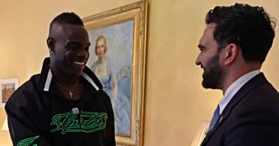 Copertina di Mamdani riceve Balotelli a New York: “Volevo indossare una maglia con la scritta ‘Why always me?'” – Video