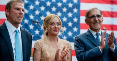 Copertina di Prima le minacce, ora i salamelecchi: il governo s’inchina di nuovo agli Usa