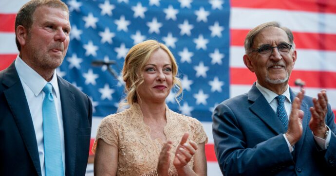 Prima le minacce, ora i salamelecchi: il governo s’inchina di nuovo agli Usa