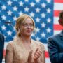 Copertina di Prima le minacce, ora i salamelecchi: il governo s’inchina di nuovo agli Usa