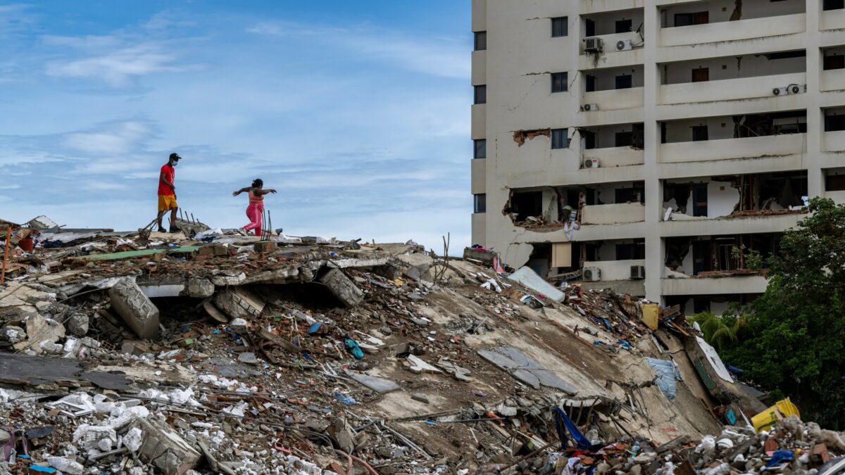 terremoto in venezuela quasi 2300 morti si scava ancora sotto la pioggia mentre i ruderi diventano preda degli sciacalli da Ilfattoquotidiano.it terremoto in venezuela quasi 2300 morti si scava ancora sotto la pioggia mentre i ruderi diventano preda degli sciacalli