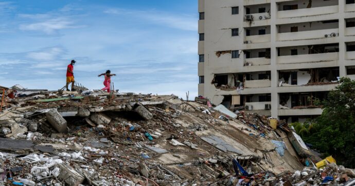 Terremoto in Venezuela, quasi 2300 morti: si scava ancora sotto la pioggia mentre i ruderi diventano preda degli sciacalli
