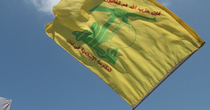 “Al corteo con la bandiera di Hezbollah”: una 34enne è indagata dalla procura di Milano per istigazione al terrorismo