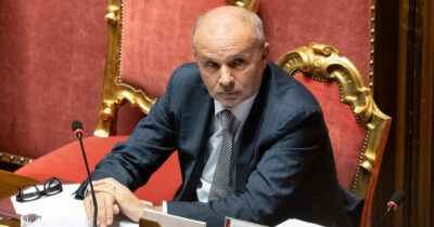 Copertina di Il governo nel 2025 ha dato 100 milioni di euro alla società del grande accusatore in commissione Covid (e ospite di Atreju). La transazione prima dell’appello