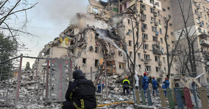Ucraina, ondata di missili e droni su Kiev: “L’attacco più grande, almeno 21 morti”. Zelensky invoca i Patriot e promette: “Risponderemo”
