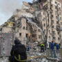 Copertina di Ucraina, ondata di missili e droni su Kiev: “E’ il più grande attacco da inizio guerra, almeno 13 morti”. Zelensky chiede agli Usa di poter produrre i Patriot