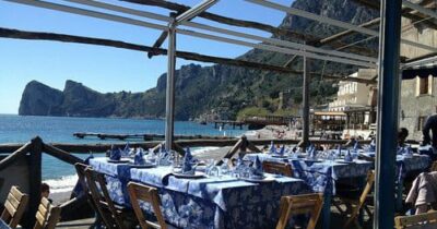 Copertina di Rischia la chiusura il ristorante dove nacquero gli “spaghetti alla Nerano”: il titolare indagato e sospeso per tre mesi con l’accusa di violazione dei sigilli