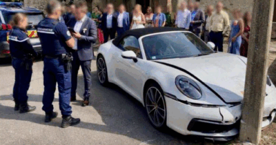 Copertina di “Era molto emozionato”: noleggia una Porsche per il matrimonio, ma si schianta contro il palo davanti alla chiesa. L’ingresso dello sposo diventa virale