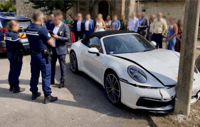 “Era molto emozionato”: noleggia una Porsche per il matrimonio, ma si schianta contro il palo davanti alla chiesa. L’ingresso dello sposo diventa virale