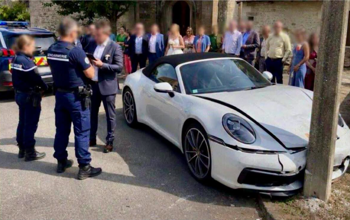 era molto emozionato noleggia una porsche per il matrimonio ma si schianta contro il palo davanti alla chiesa l8217ingresso dello sposo diventa virale da Ilfattoquotidiano.it era molto emozionato noleggia una porsche per il matrimonio ma si schianta contro il palo davanti alla chiesa l8217ingresso dello sposo diventa virale