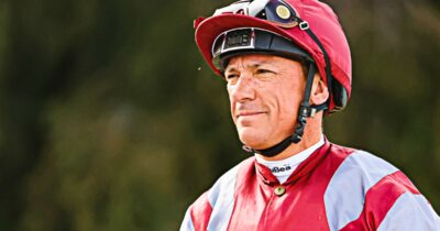 Copertina di Gravissimo incidente in auto per Frankie Dettori: il mito dell’ippica è ricoverato in ospedale, le sue condizioni