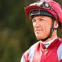 Copertina di Gravissimo incidente in auto per Frankie Dettori: il mito dell’ippica è ricoverato in ospedale, le sue condizioni