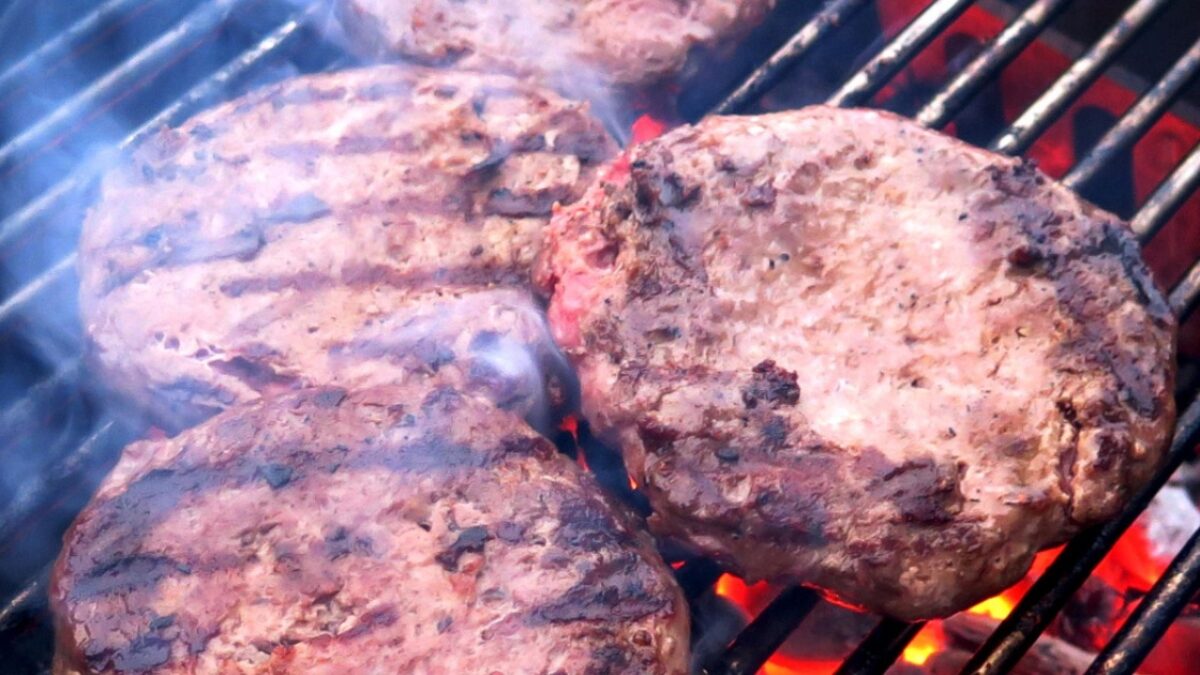 “Ho mangiato due hamburger e in uno c’era una setola della spazzola per pulire la griglia”: Noah, 17 anni, operato d’urgenza dopo la perforazione dell’intestino