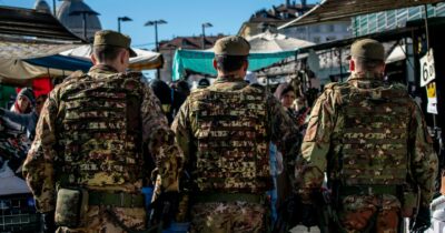 Copertina di Gli slogan non bastano: i  militari  in piazza contro il governo Meloni