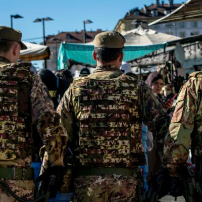 Copertina di Gli slogan non bastano: i  militari  in piazza contro il governo Meloni