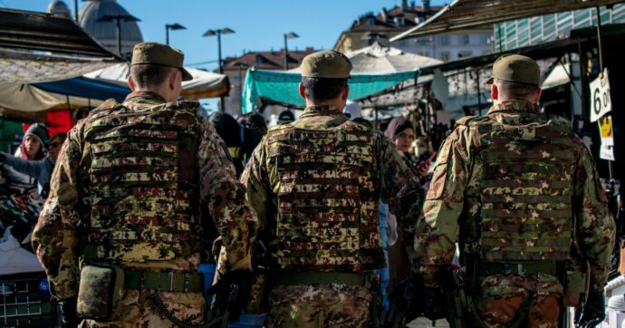 Gli slogan non bastano: i  militari  in piazza contro il governo Meloni