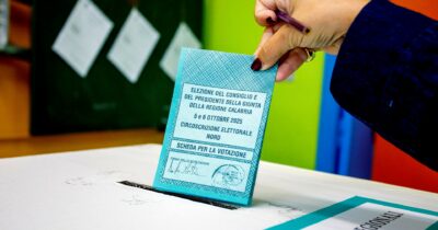 Copertina di Melonellum, Calenda tenta FI: emendamento pro-pareggio