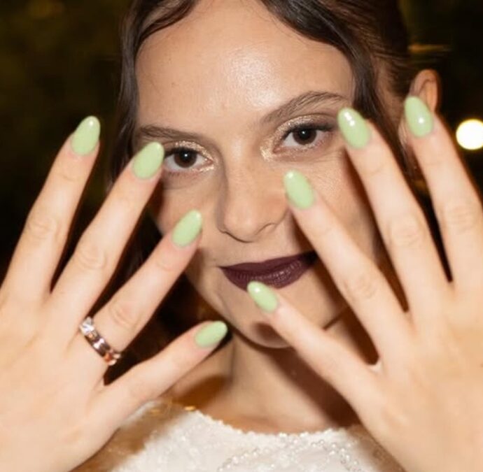 Niente dress code per gli invitati, hamburger e karaoke al ricevimento, pizza a mezzanotte e girasoli ovunque: il matrimonio secondo Francesca Michielin