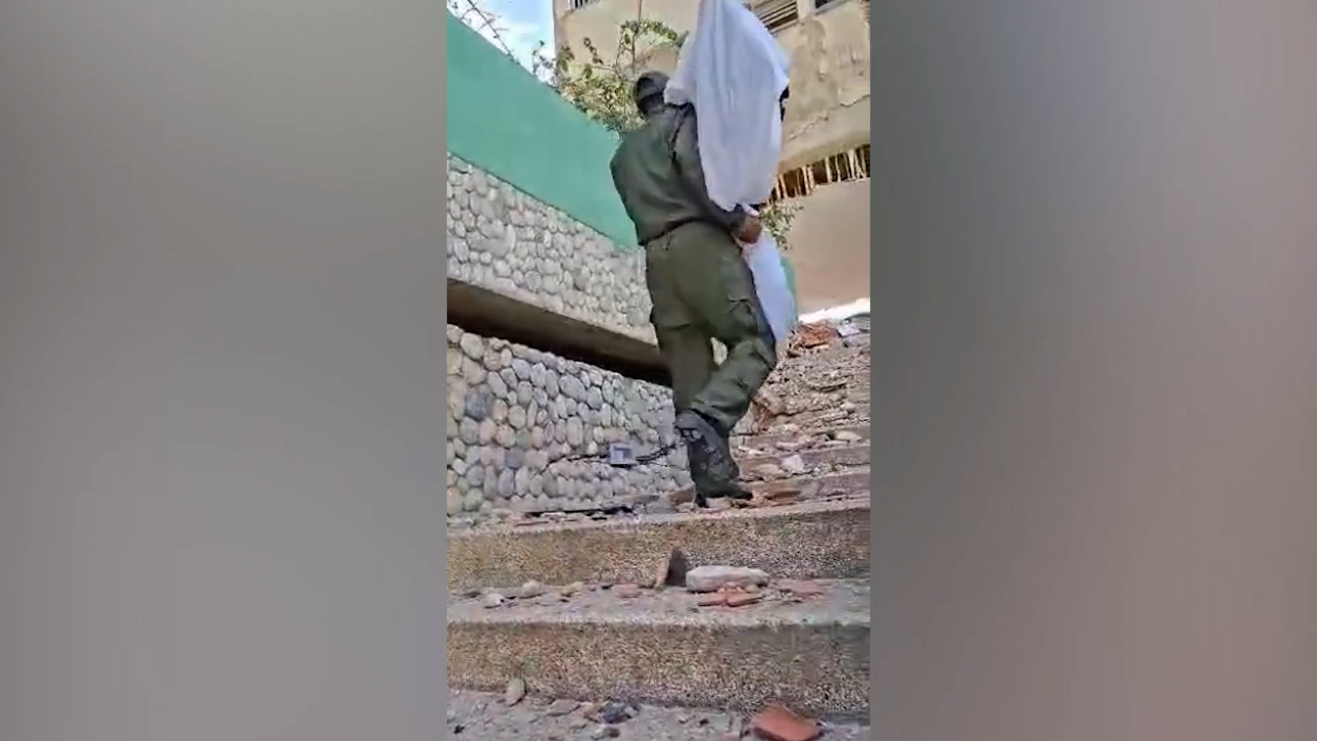 in venezuela dopo il terremoto arrivano gli sciacalli militari pizzicati a ripulire alcune case 8211 video da Ilfattoquotidiano.it in venezuela dopo il terremoto arrivano gli sciacalli militari pizzicati a ripulire alcune case 8211 video
