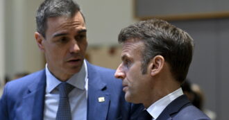 Copertina di Social e minori, Macron e Sanchez spingono il divieto: “Non cederemo ai tecno-oligarchi”. E l’Australia raddoppia le multe per Big Tech