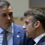 Copertina di Social e minori, Macron e Sanchez spingono il divieto: “Non cederemo ai tecno-oligarchi”. E l’Australia raddoppia le multe per Big Tech
