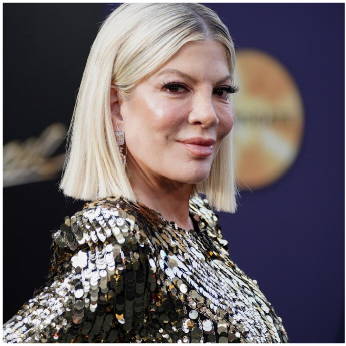 “Ho pianto di più per la morte di Shannen Doherty che di mio padre. La mia reazione emotiva è stata più intensa e c’è un motivo”: lo rivela Tori Spelling