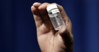 Copertina di Fentanyl, cos’è l’oppioide sintetico noto per la sua elevata pericolosità: “Si rischia l’overdose anche al primo uso”