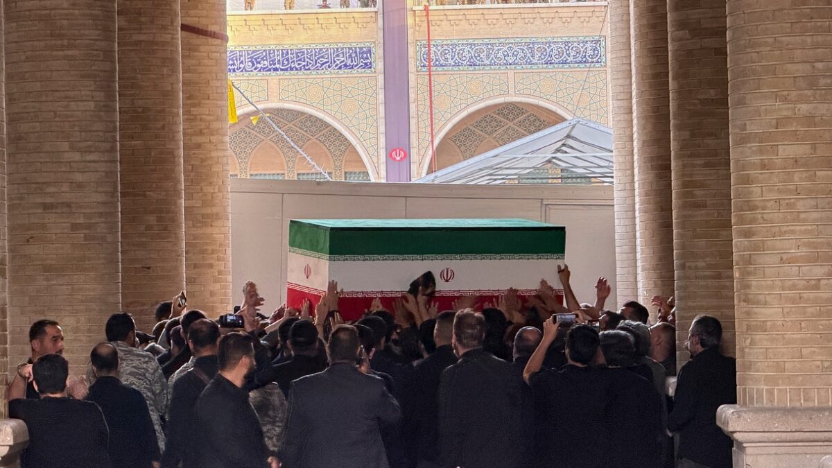 iran esposta la bara di ali khamenei nella grande moschea di teheran delegazioni da pi249 di 100 paesi per i funerali dell8217ayatollah da Ilfattoquotidiano.it iran esposta la bara di ali khamenei nella grande moschea di teheran delegazioni da pi249 di 100 paesi per i funerali dell8217ayatollah