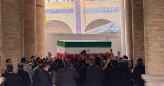 Teheran, la bara di Khamenei nella Grande moschea. Delegazioni da 100 paesi per i funerali dell’ayatollah. Sospesi i colloqui con gli Usa