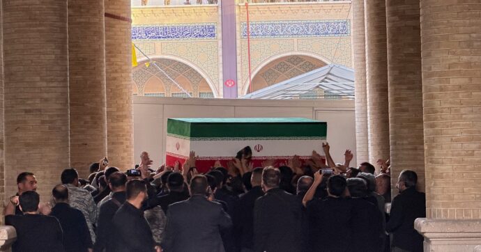 Iran, esposta la bara di Ali Khamenei nella Grande moschea di Teheran. Delegazioni da più di 100 paesi per i funerali dell’ayatollah
