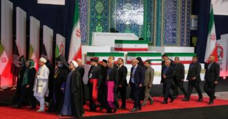 Teheran, la bara di Khamenei nella Grande moschea. Media: “Nessun europeo invitato ai funerali”. Sospesi i colloqui con gli Usa