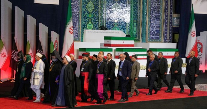 Copertina di La bara di Khamenei nella Grande moschea di Teheran: funerali fino al 9 luglio. Media: "Nessun europeo invitato". Sospesi i colloqui con gli Usa